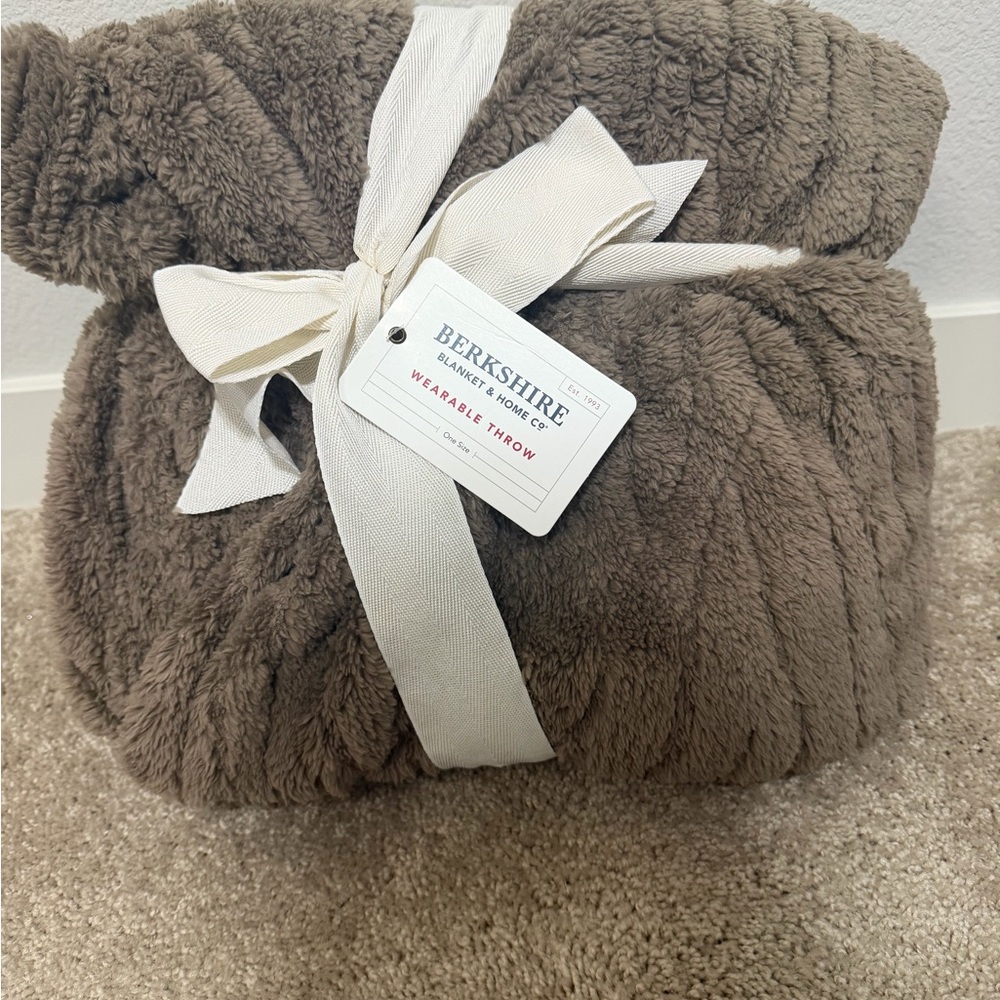 NWT Berkshire Cozy Brown Wearable Throw